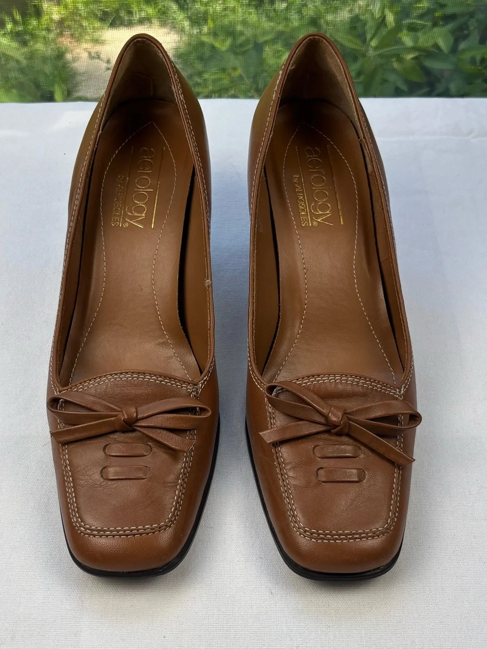 AEROSOLES Petunia Brown Leather Pumps Size 8.5 Kitten Heel Square Toe with Bow